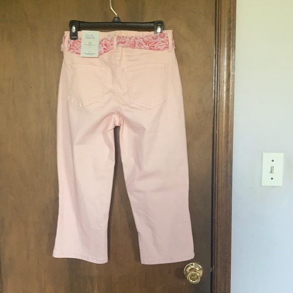 Croft & barrow pink jean mid rise Capri with floral scarf belt size 4 - Picture 7 of 17